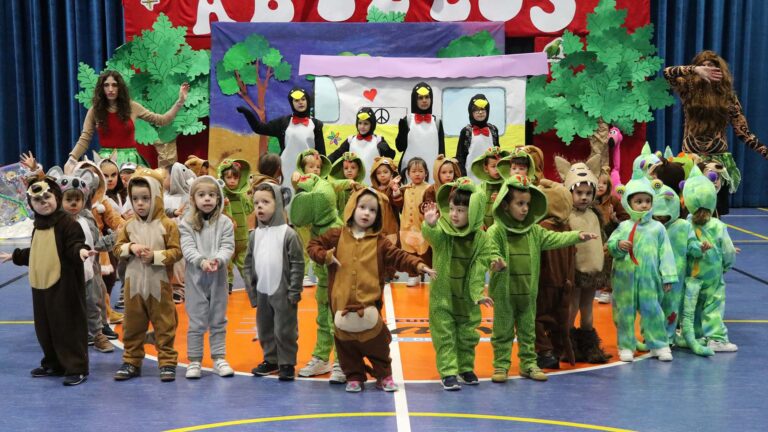 Fiesta del Día de los Abuelos en Casvi Villaviciosa protagonizada por los alumnos de Educación Infantil.