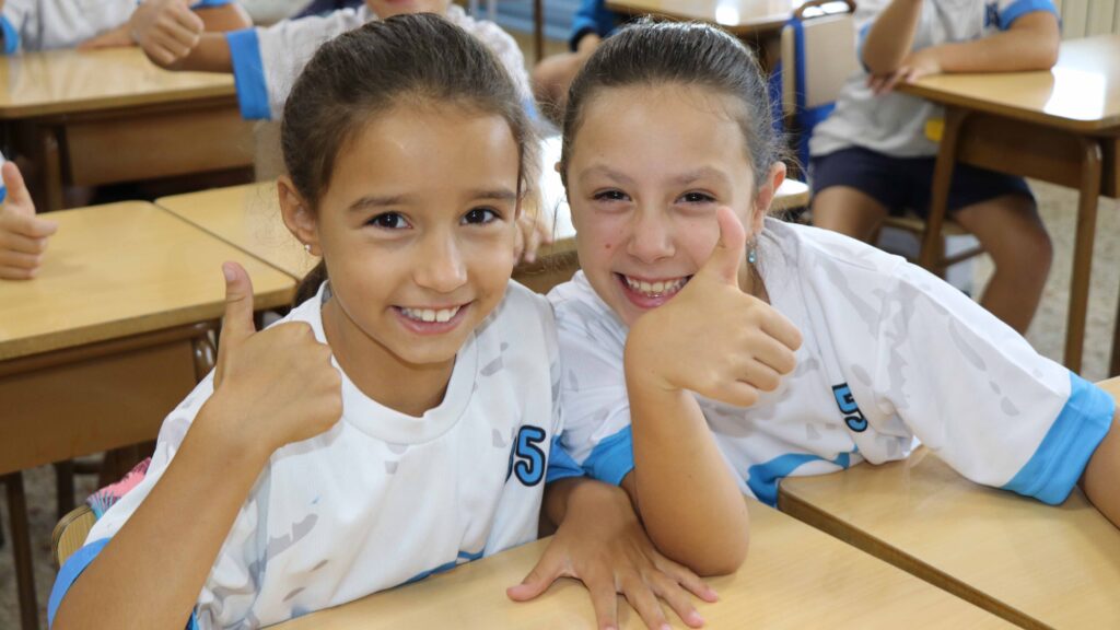 Primer día del nuevo curso escolar 2024-25 en el Colegio Privado Internacional Eurocolegio Casvi. Hijos felices en todos los sentidos.