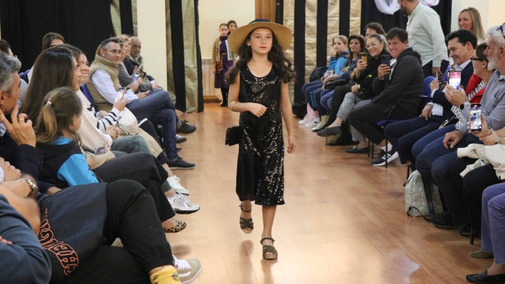 Casvi Fashion Week protagonizada por los alumnos de los Grupos de Teatro Casvi en Villaviciosa de Odón.