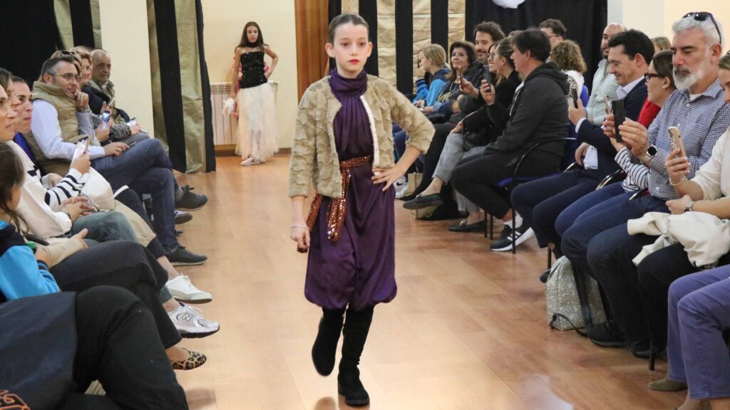 Casvi Fashion Week protagonizada por los alumnos de los Grupos de Teatro Casvi en Villaviciosa de Odón.