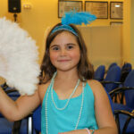 Niña con look azul celeste antes del desfile