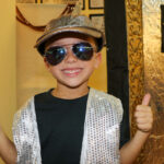 Niño posando antes de desfilar en la Casvi Fashion Week