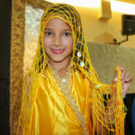 Niña vestida de amarillo posando antes de la Casvi Fashion Week