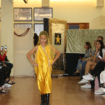 Niña vestida de amarillo desfilando en la Casvi Fashion Week