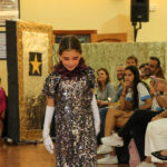 Niña desfilando bajo la atenta mirada del público