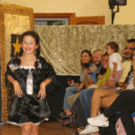Niña con look negro desfilando en la Casvi Fashion Week
