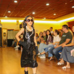 Niña con gafas y collar desfilando en la Casvi Fashion Week