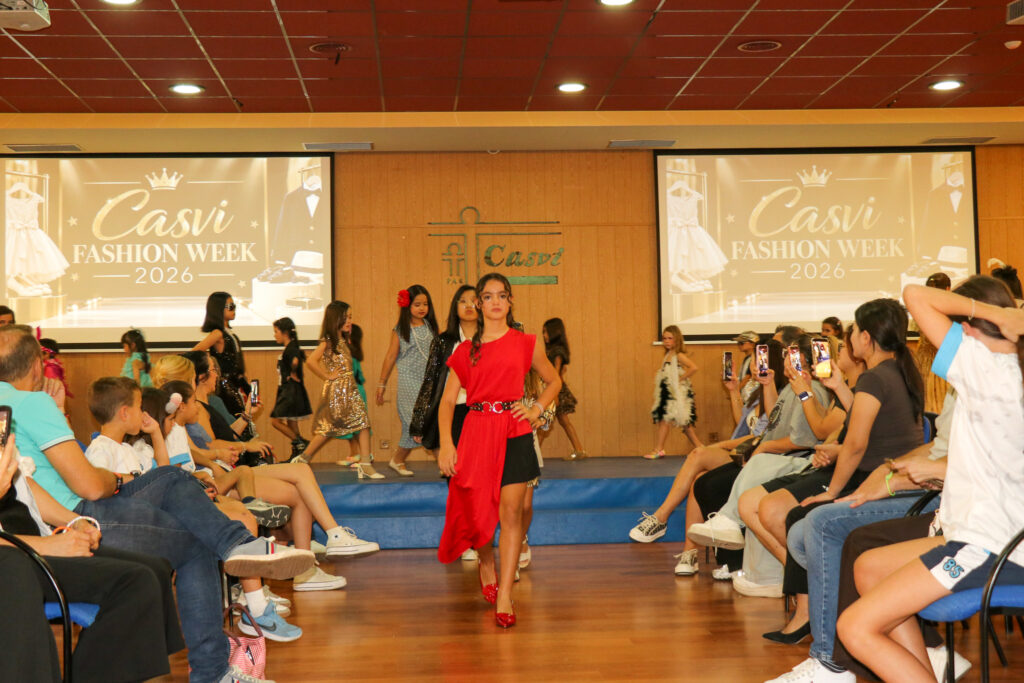 Alumnos cerrando el desfile de la Casvi Fashion Week