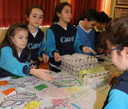 Actividad en un mercado para fomentar la educación financiera