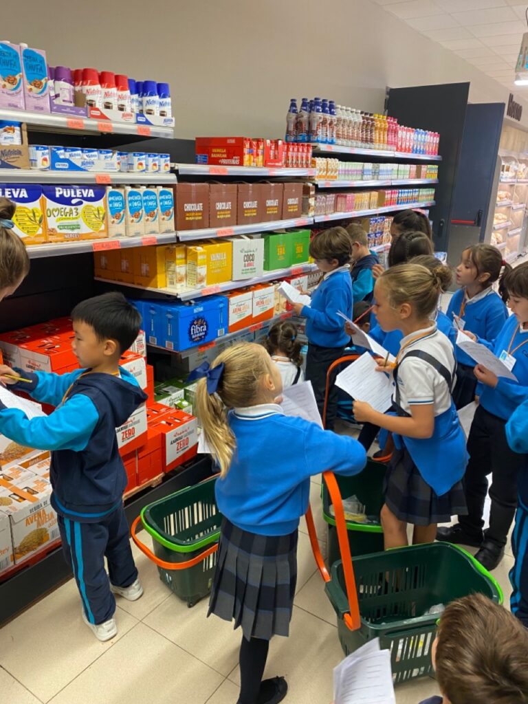 Actividad en un mercado para fomentar la educación financiera