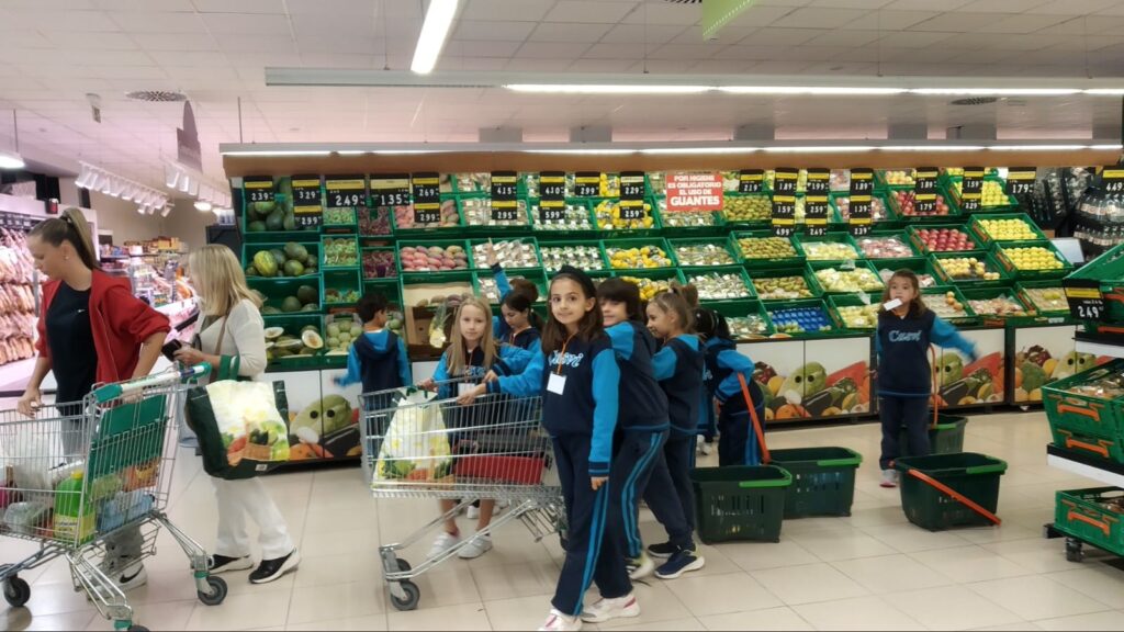 Actividad en un mercado para fomentar la educación financiera