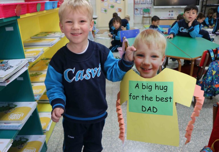 Actividad en inglés de los alumnos de Infantil para el Día del Padre en Casvi Villaviciosa