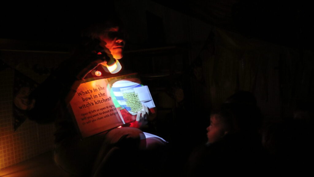 Lectura de cuentos en la oscuridad en Casvi Villaviciosa para Halloween
