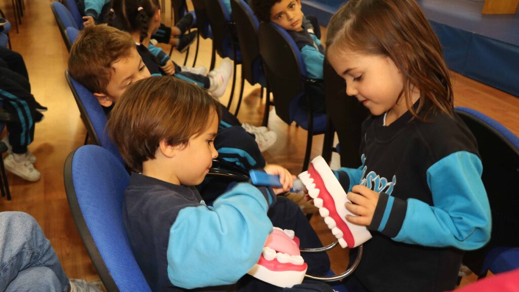 Talks about professions by parents of nursery school children to complete their research at Casvi Villaviciosa