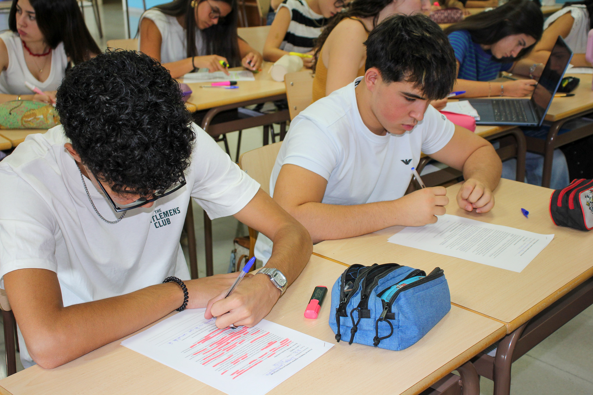 Dos adolescentes estudiando