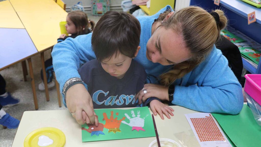 Niños de Casvi Villaviciciosa con manualidades para Navidad