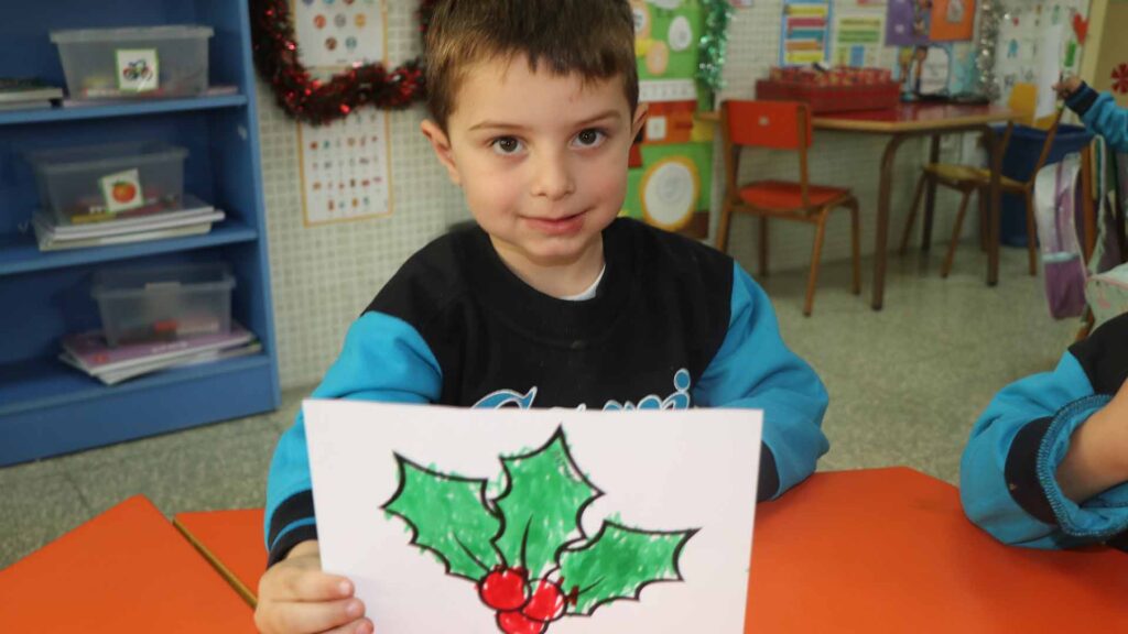 Niños de Casvi Villaviciciosa con manualidades para Navidad