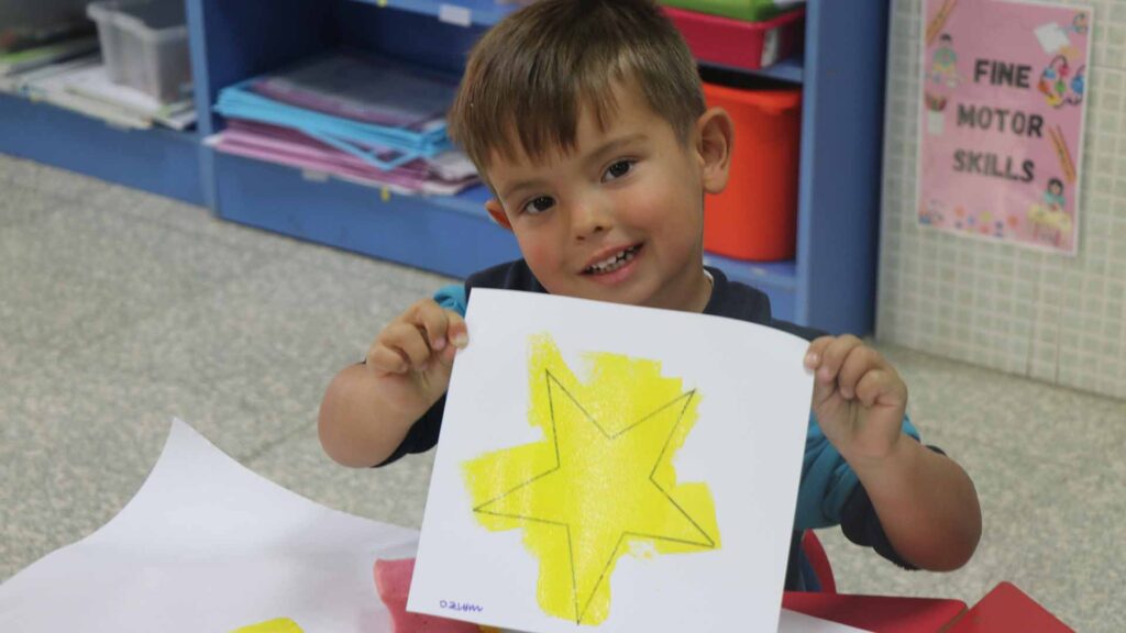 Niños de Casvi Villaviciciosa con manualidades para Navidad