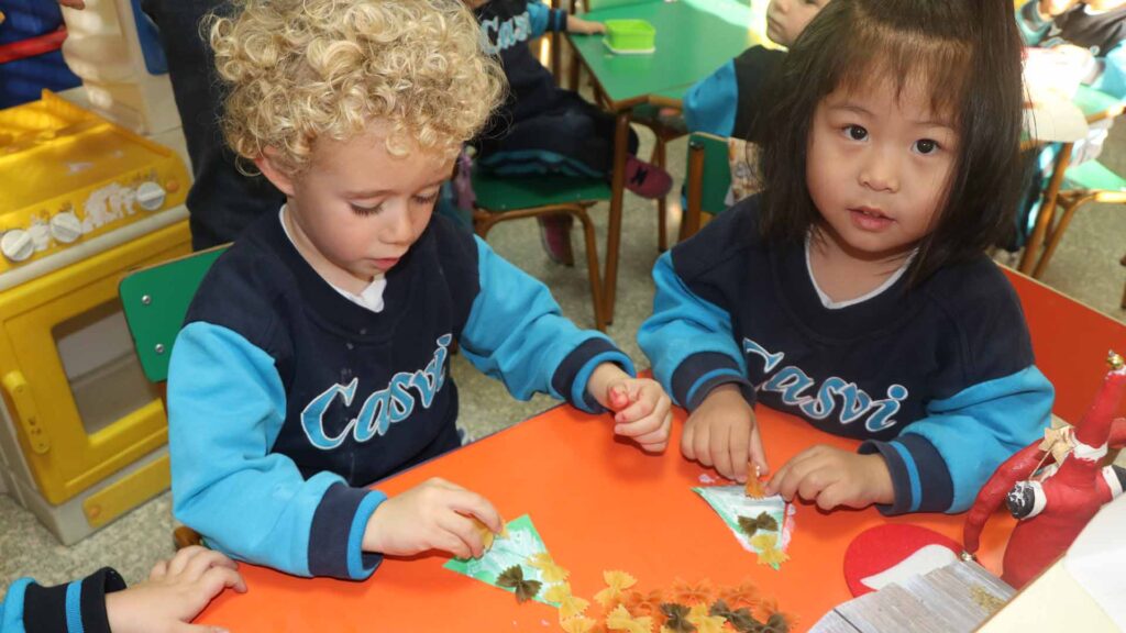 Niños de Casvi Villaviciciosa con manualidades para Navidad