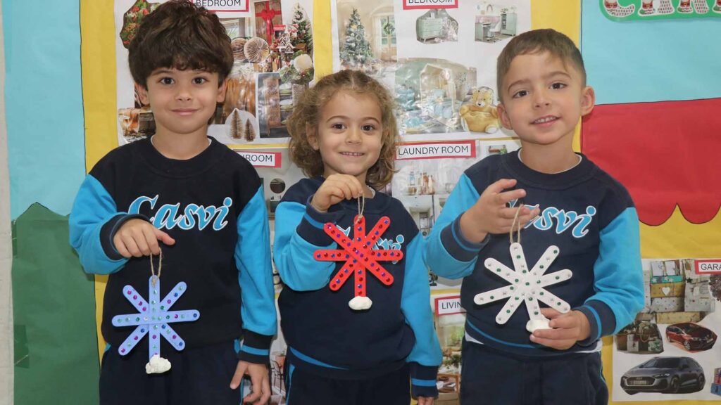 Niños de Casvi Villaviciciosa con manualidades para Navidad