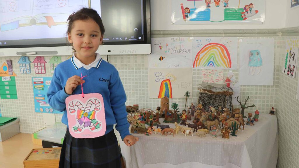 Niños de Casvi Villaviciciosa con manualidades para Navidad