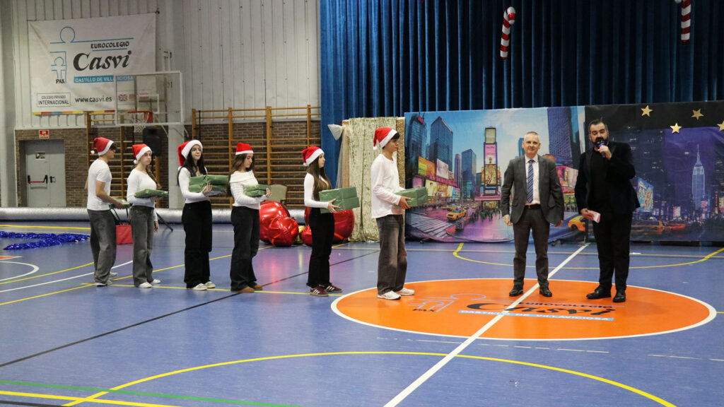 Students of the Programme Diploma as volunteers at the Christmas party of Casvi Villaviciosa