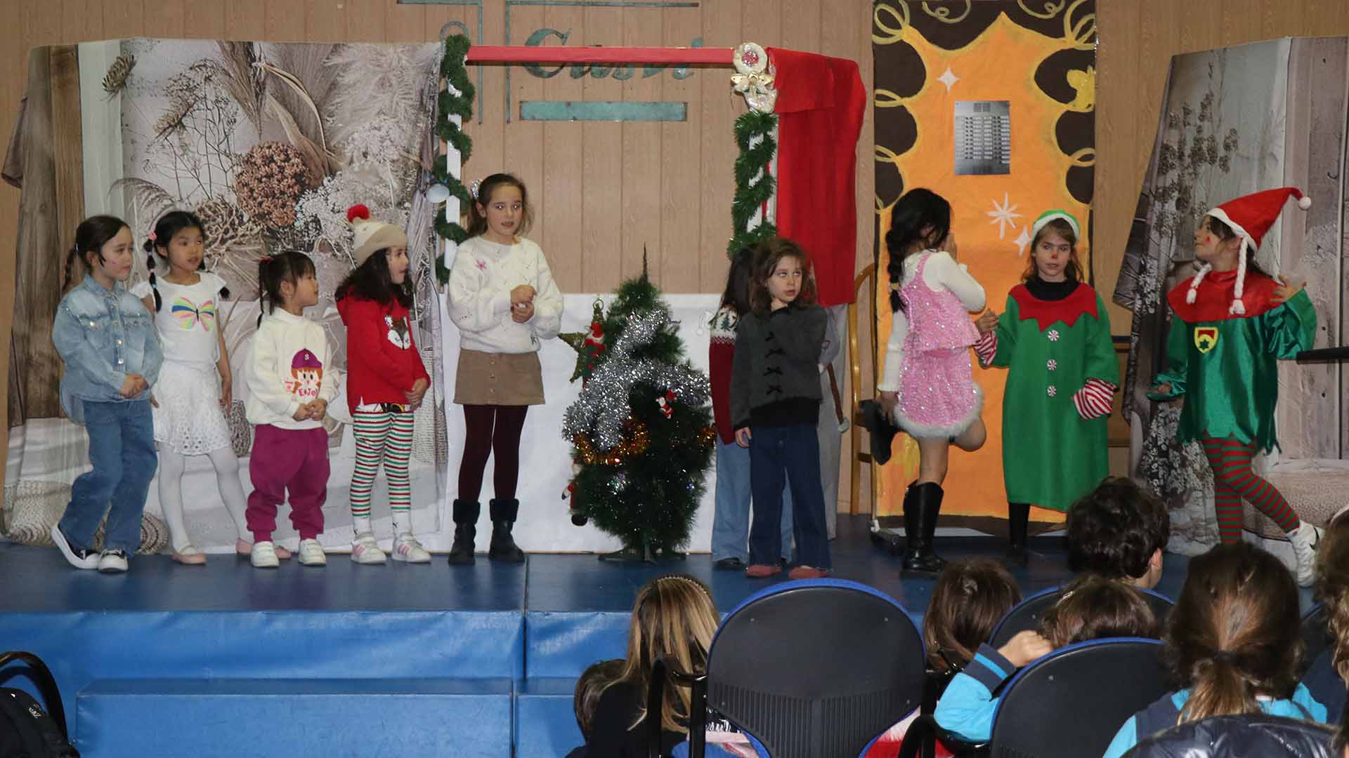 Teatro navideño en Casvi Villaviciosa a cargo de los grupos de teatro de este centro escolar