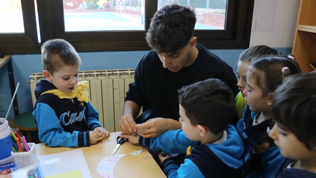 Pañuelo Challenge, actividad CAS puesta en marcha por nuestros alumnos del Programa Diploma (IB) de Casvi Villaviciosa