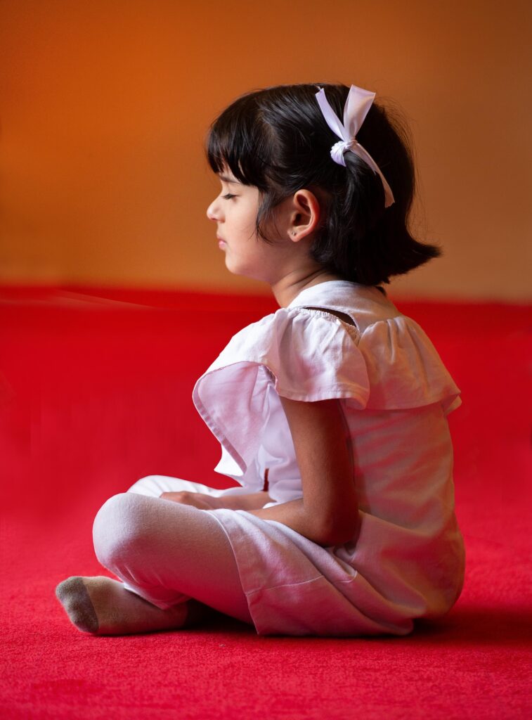 Mindfulness para principiantes. Niña meditando