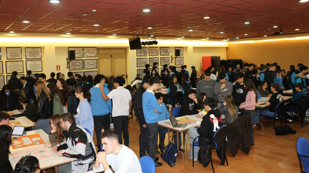 Presentación de Teoría del Conocimiento por parte de alumnos del Programa Diploma de Bachillerato Internacional en Casvi Villaviciosa