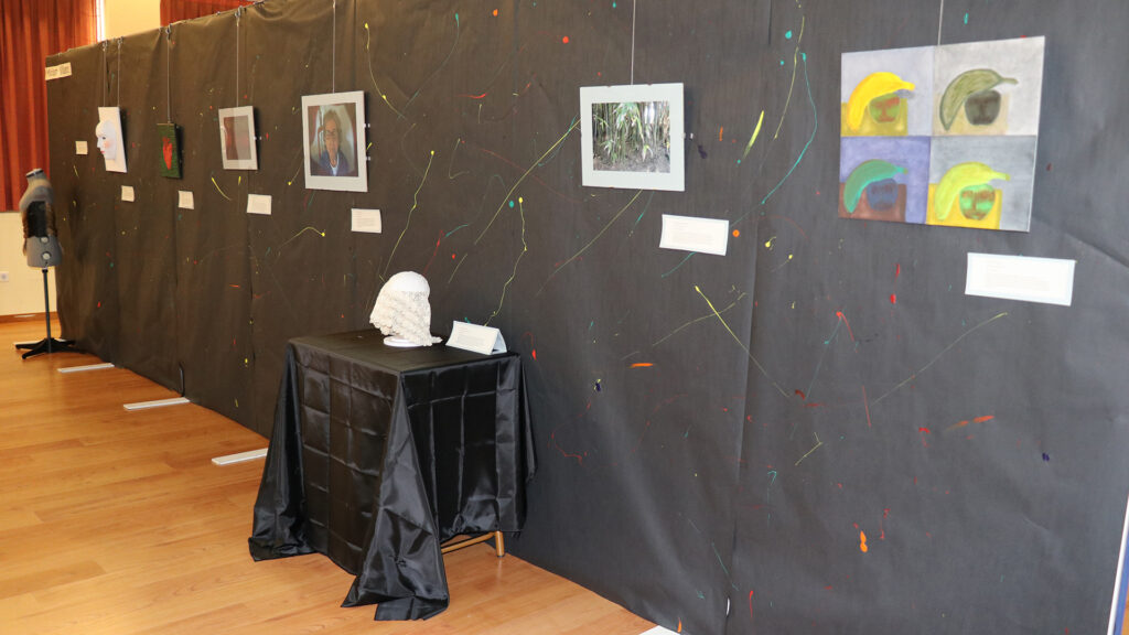 Exposición de Artes Visuales de los alumnos del Programa Diploma de Bachillerato Internacional en Casvi Villaviciosa