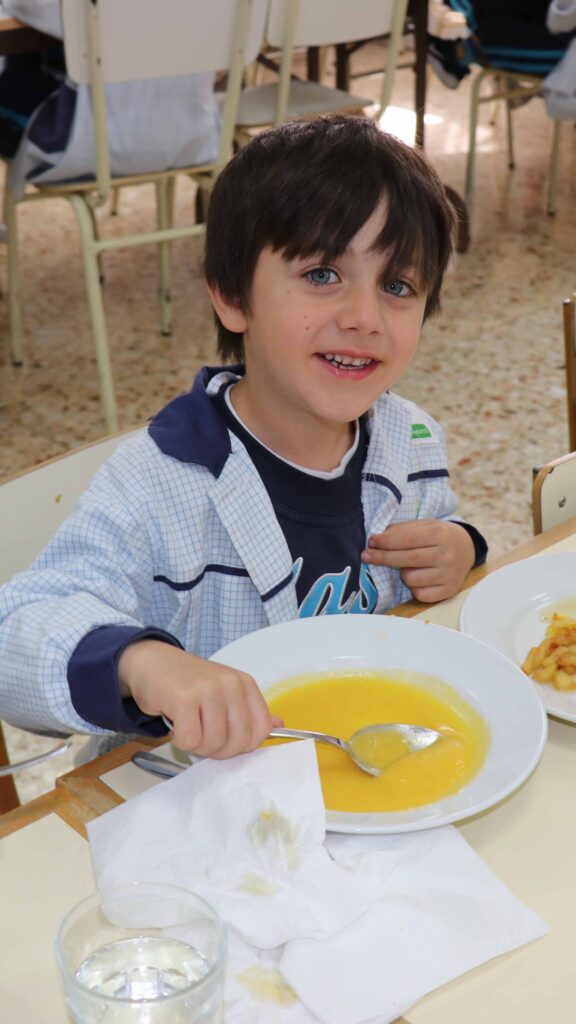 Niño comiendo puré en el comedor del Colegio Casvi Villaviciosa