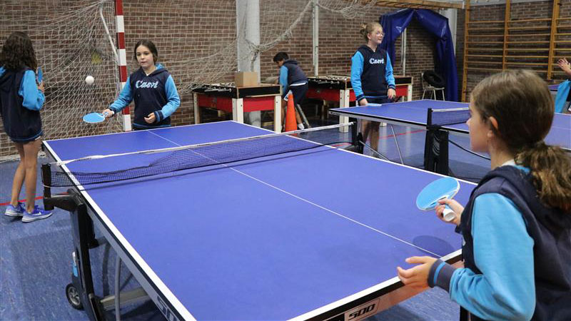 Alumnas de Casvi Villaviciosa jugando al tenis de mesa, inspiradas por mujeres importantes en el deporte.