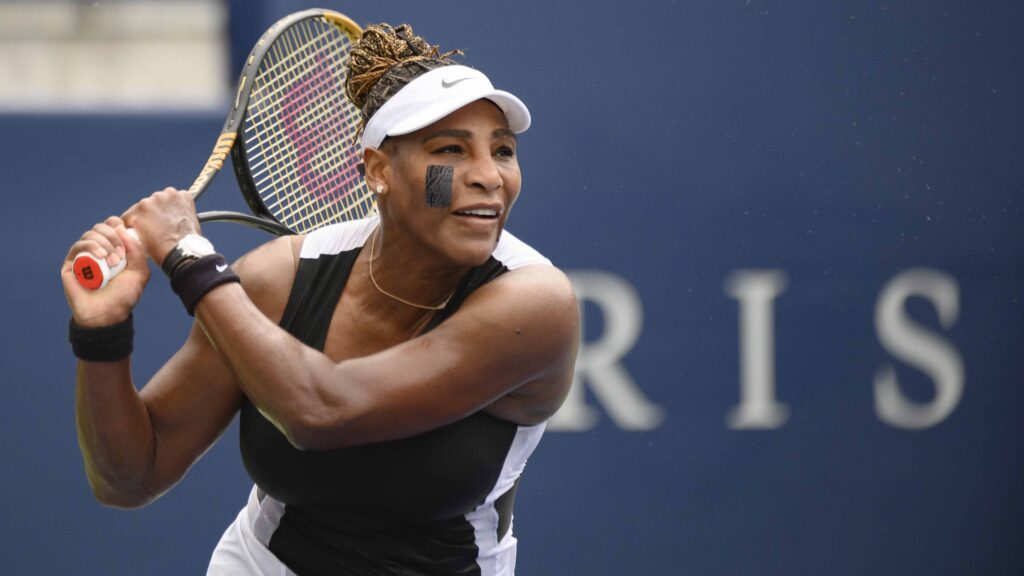 Serena Williams, una de las mujeres importantes en el deporte, jugando un partido de tenis.