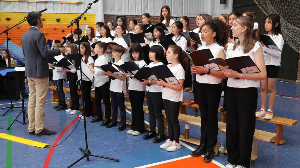 Escuela de Música y Coro Casvi en la Pimera Comunión de los alumnos de Casvi Villaviciosa