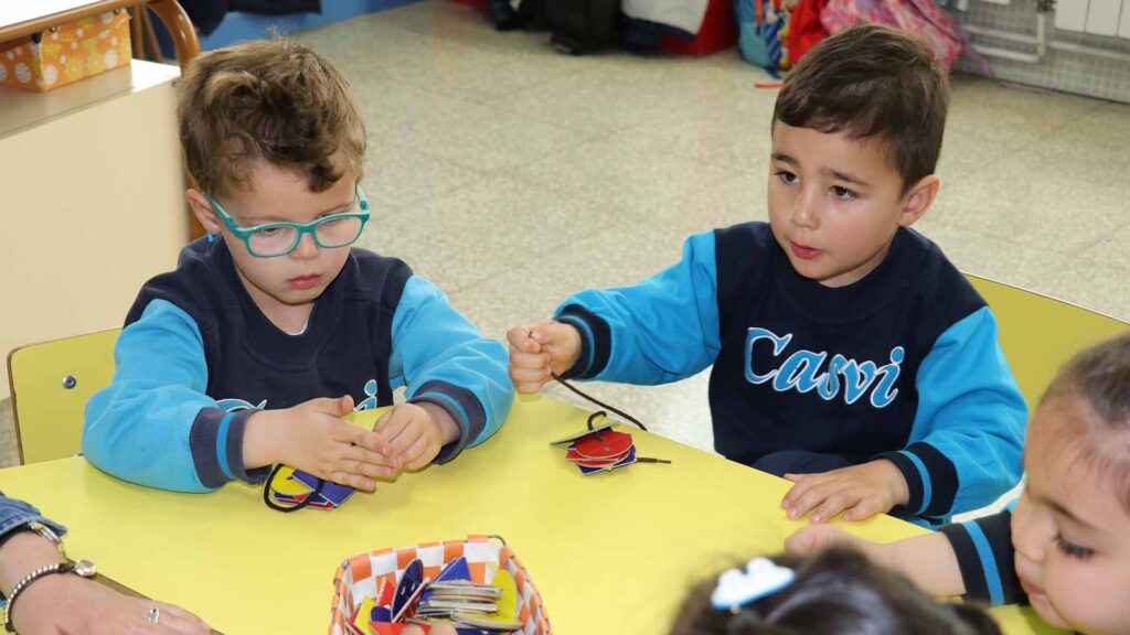 Alumnos de Casvi Villaviciosa aprendiendo matemáticas - Learning by doing-