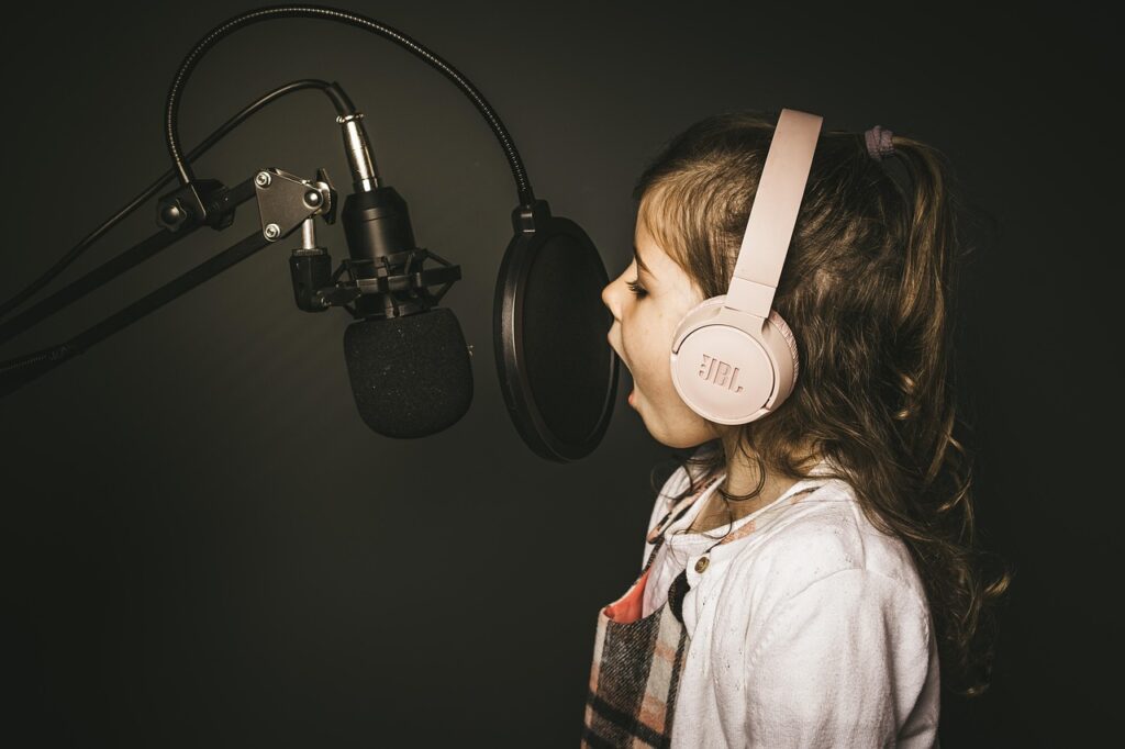 Niña cantando en un karaoke
