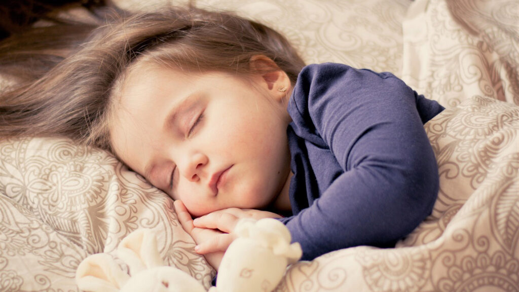 Niño durmiendo intentado adquirir rutinas del sueño