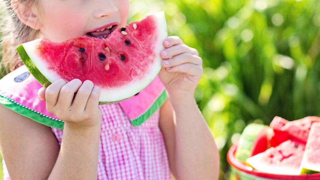 ¿Cómo mantener una alimentación equilibrada para los niños en verano?