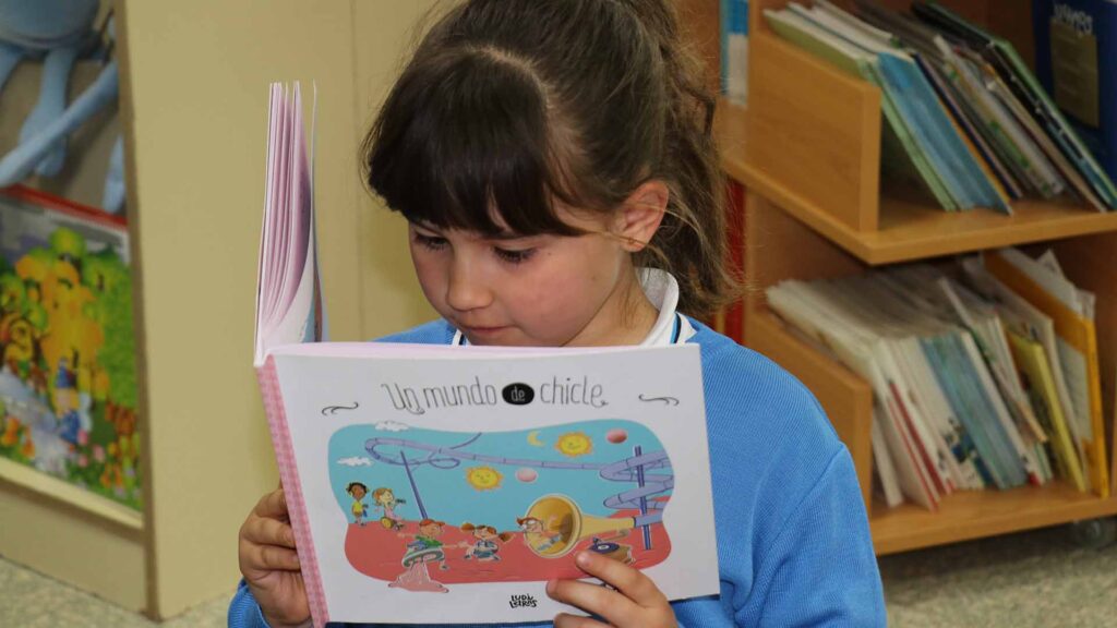 Niños leyendo libros infantiles en Casvi Villaviciosa