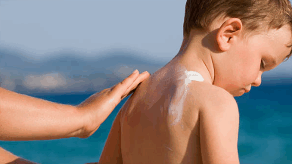 ¿Cuál es la mejor forma de proteger a los niños del sol? Crema solar.