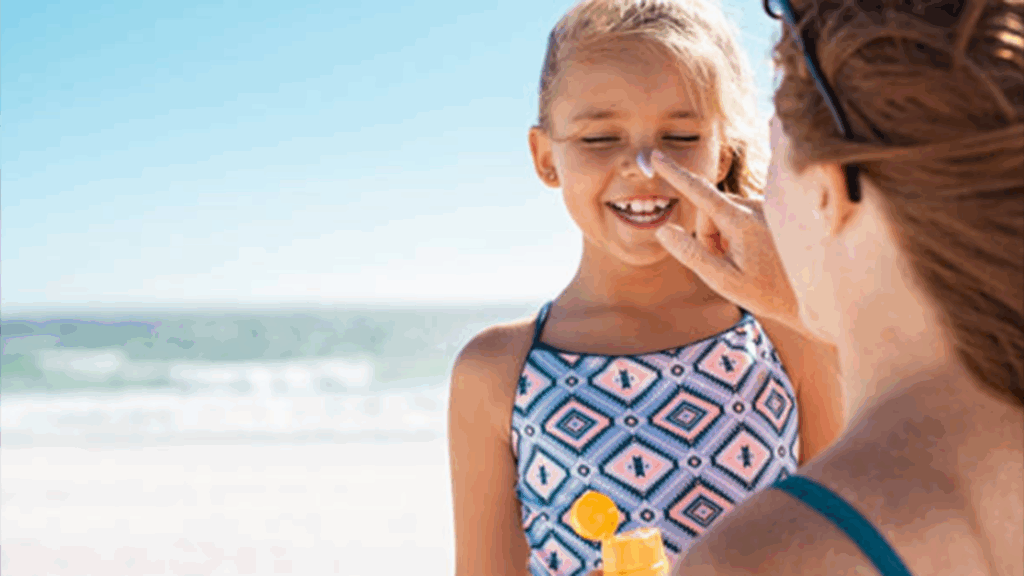 ¿Cuál es la mejor forma de proteger a los niños del sol? Crema solar.