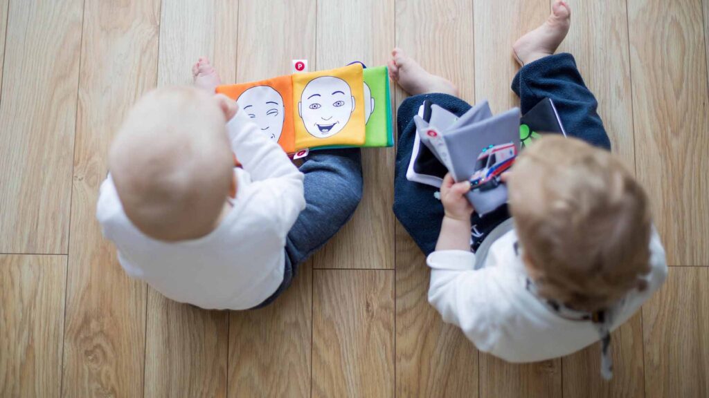Niños leyendo libros infantiles