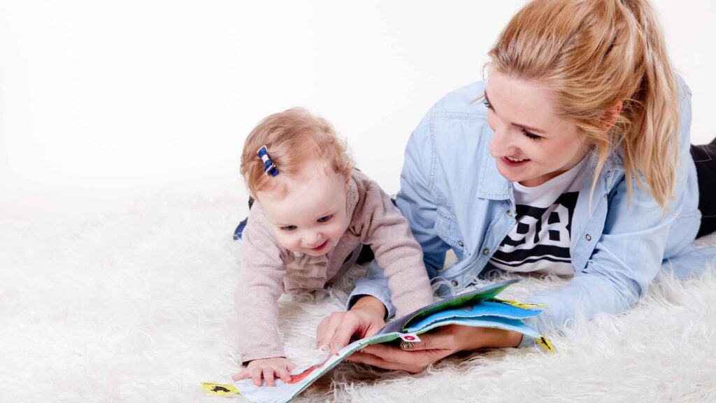 Niños leyendo libros infantiles
