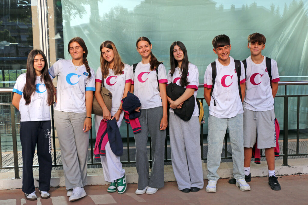Alumnos del Casvi Villaviciosa y Casvi Boadilla junto a su equipaje de camino al aeropuerto