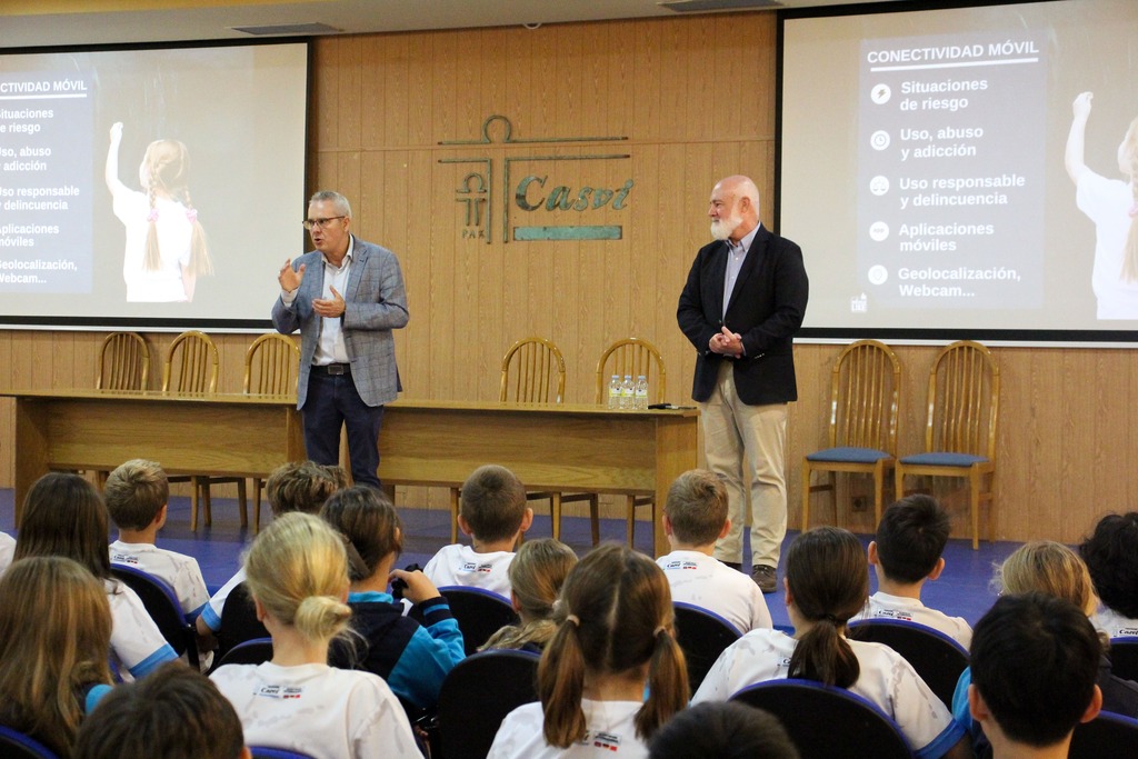 Pablo Martín, director del Casvi Villaviciosa, y Guillermo Cánovas, director de EducaLIKE, dando una charla