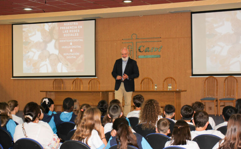Director de EducaLIKE dando una clase de salud digital en el salón de actos del colegio Casvi