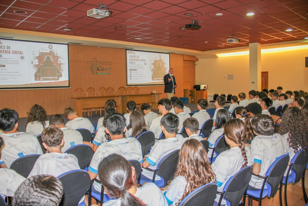 Adolescente de espaldas sentados atendiendo a una charla de salud digital