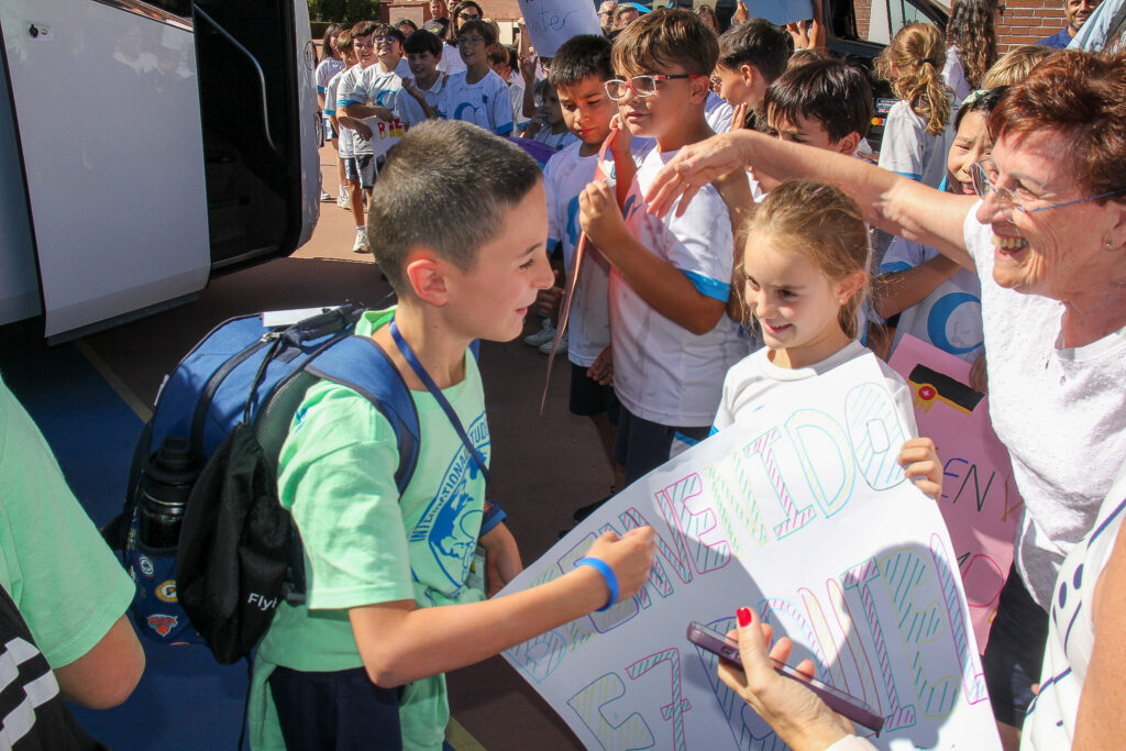 Señora recibiendo a niño con un abrazo
