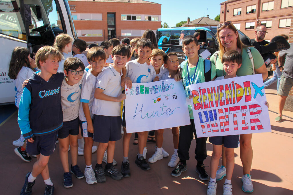 Grupo de niños sosteniendo carteles de recibimiento